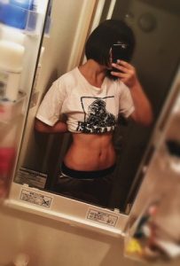 川村虹花　腹筋